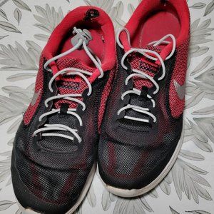 NIKE YOUTH SIZE 5.5Y